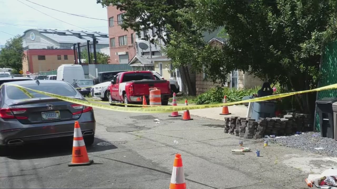 Policía investiga tiroteo en Queens que dejó a un hombre muerto por heridas de bala en el pecho y abdomen