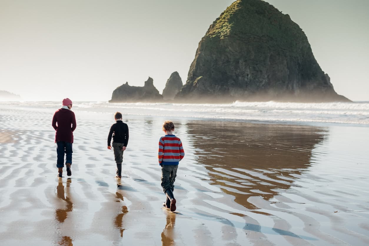 <b>Puesto 8. Cannon Beach. Oregon.</b>
<br>
<br>Cannon Beach es un pueblo pequeño y pintoresco en la playa. Es considerada una de las mejores playas de Oregón y es un sitio en el que se filmaron películas como Los Goonies y parte de Crepúsculo.
