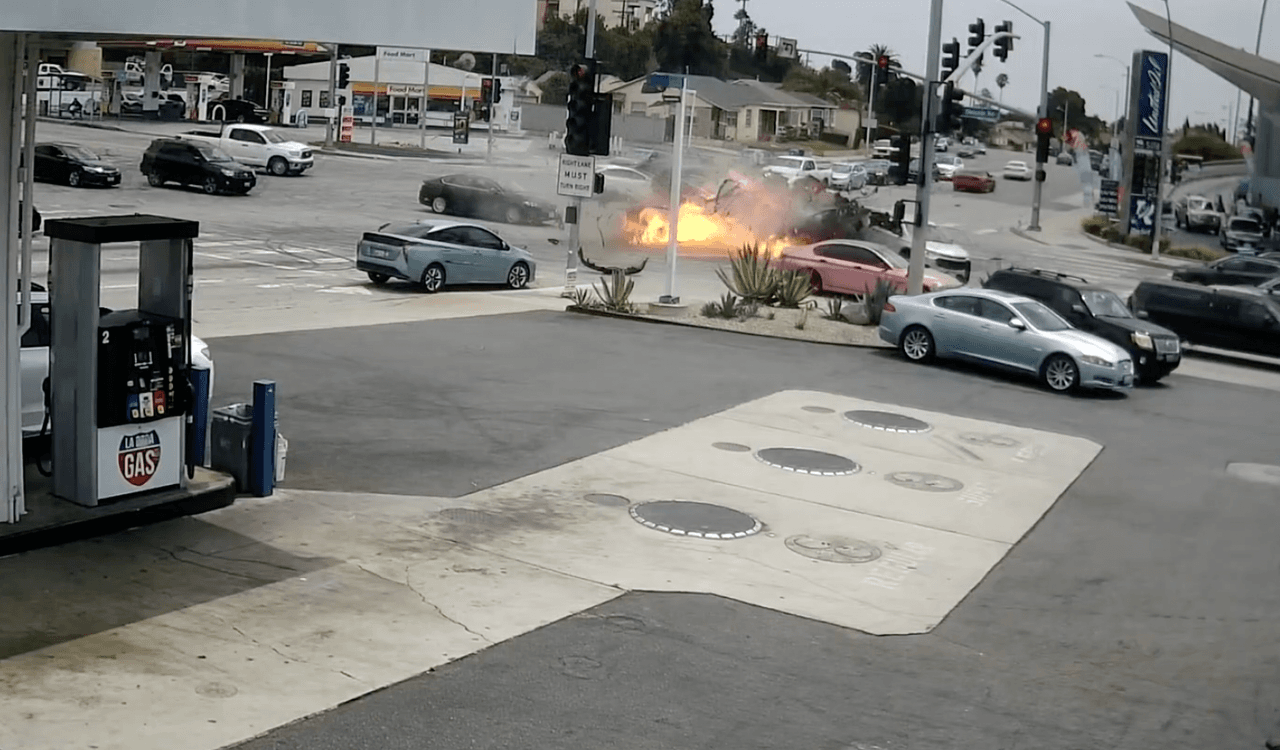 Un vocero de la Patrulla de Caminos de California (CHP) dijo que al parecer un carro 
<b>Mercedes Benz iba viajando a alta velocidad en sentido sur de la avenida La Brea</b>.
