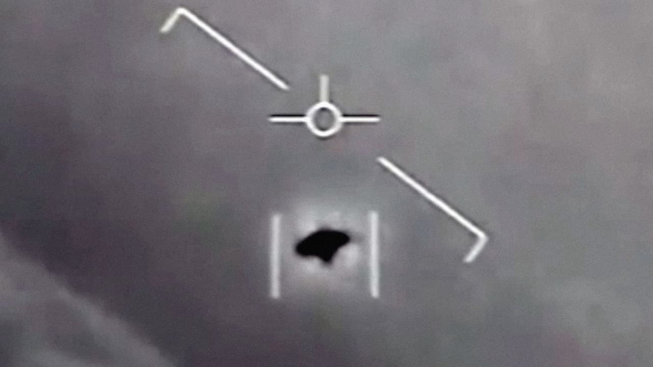 Esta imagen proviene de uno de los videos de los tres avistamientos de objetos voladores no identificados (OVNI) que el 
<a href="https://www.univision.com/search?q=pentagono"><b>Pentágono</b></a> 
<a href="https://www.univision.com/noticias/el-pentagono-desclasifica-los-videos-de-tres-avistamientos-de-ovnis">publicó de manera oficial en abril de 2020</a>. El Departamento de Defensa confirmó la autenticidad de las grabaciones y los calificó como fenómenos aéreos no identificados, lo que no necesariamente significa que sean extraterrestres.