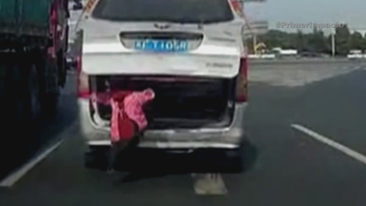 En video la caída de un niño  de un auto en movimiento