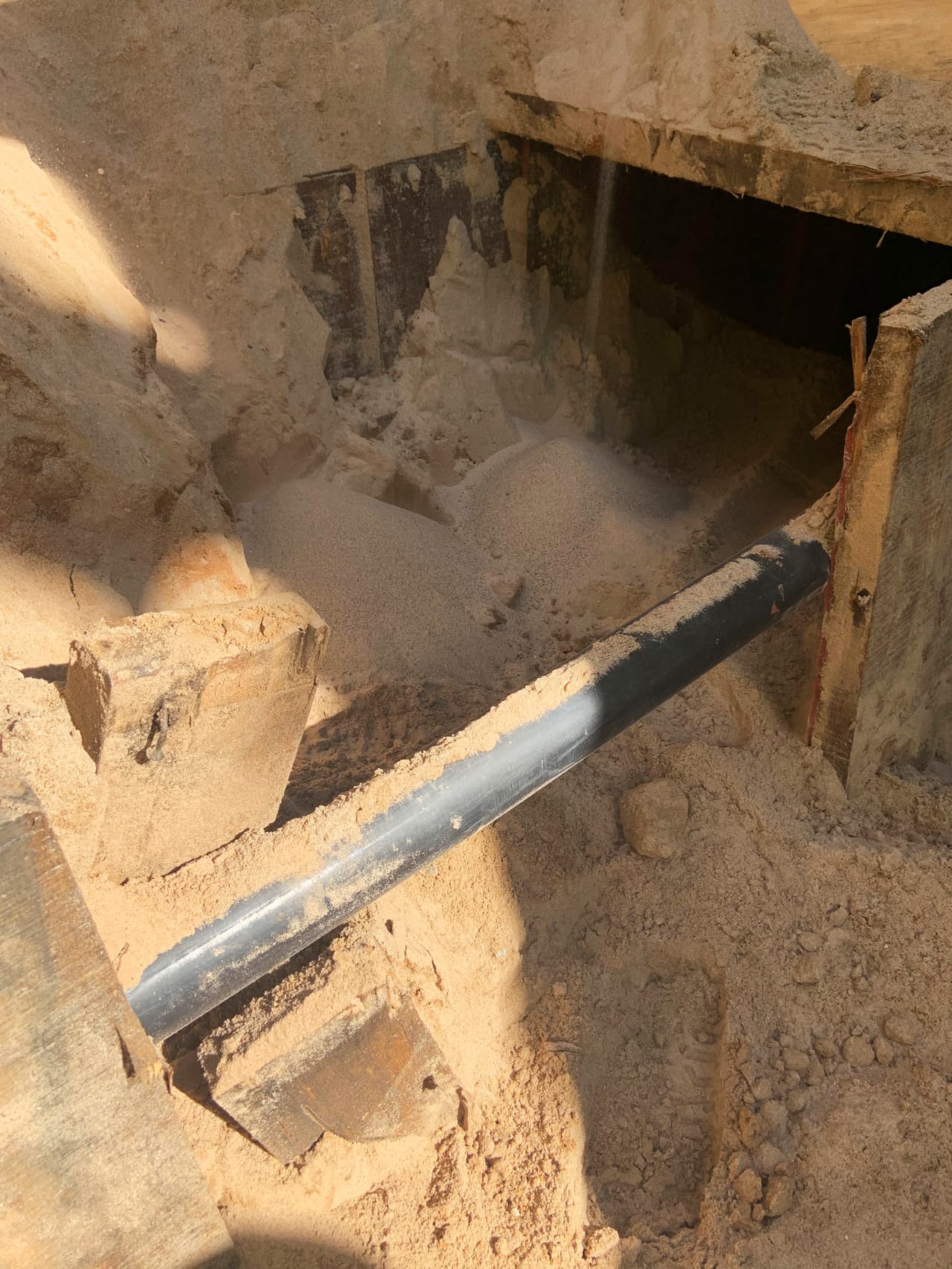 Una sección del túnel vista desde afuera. El Departamento de Investigaciones de HSI envió una cámara a 25 pies de profundidad (unos 7.6 metros) luego de que agentes federales descubrieron un sumidero.