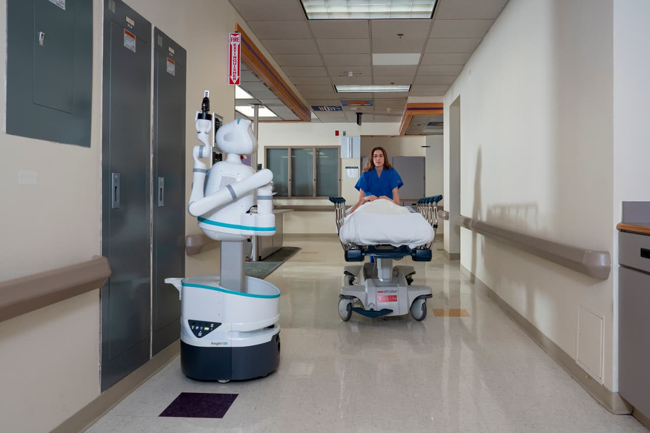 Moxi fue incluido en la lista de los 100 mejores inventos de 2019 de la revista TIME. Puede ser programado para afrontar situaciones inesperadas y reconocer e identificar el nuevo material médico, gracias a su inteligencia artificial y a sus sensores que le permiten registrar información visual, auditiva y táctil.
<br>