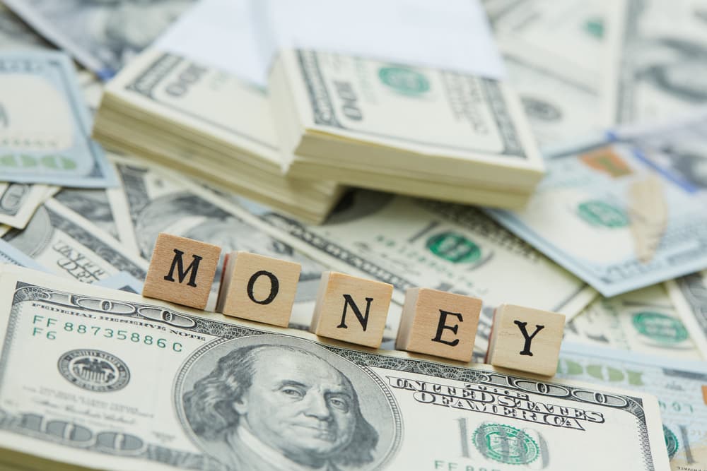 Tú lo que estás buscando es prosperidad, tranquilidad económica para ti y tu familia. Utilizarás la energía del 8 de esta manera: tomarás un billete de un dólar, lo pondrás en un sobre, y lo enviarás a una persona que no conozcas, cuya dirección habrás encontrado en la Guía de Teléfonos. Adentro le escribirás. “Este es un regalo cósmico para la abundancia, para que tengas prosperidad y riquezas”, envíaselo a otra persona con este mismo mensaje. Esto crea una cadena energética positiva que aumenta tu fortuna a medida que más personas lo van haciendo y va aumentando las de todos los que lo hacen.