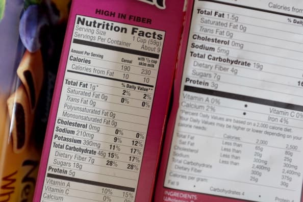 Por ejemplo, para ser etiquetado como “saludable”, un cereal necesitaría contener 
<b>tres cuartos de onza de granos enteros</b> y 
<b>no más de 1 gramo de grasa saturada</b>, un 
<b>límite de 230 mg de sodio</b> y 
<b>tampoco exceder los 2.5 g de azúcares añadidos</b>, explica la FDA a modo de ejemplo. 
<br>