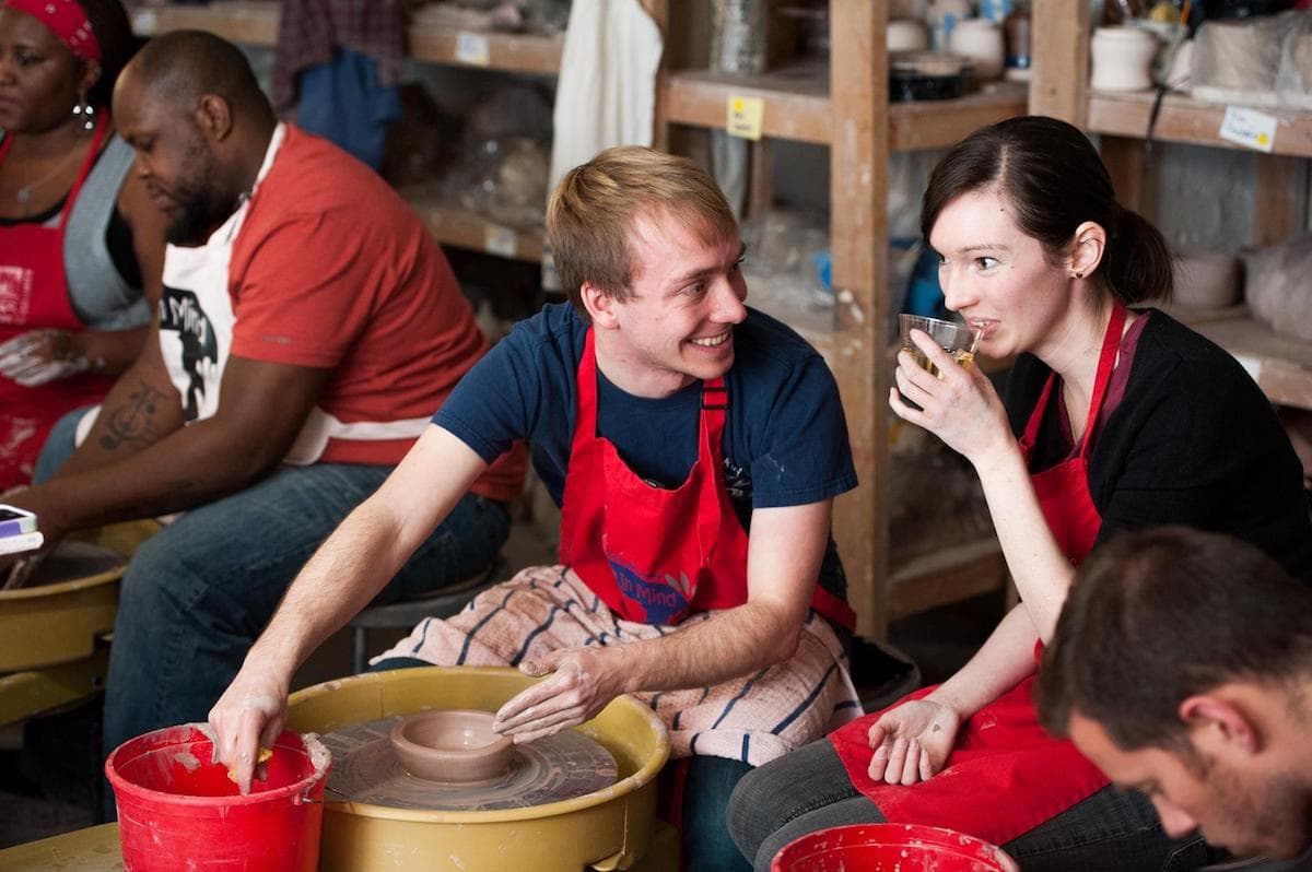 Noche de San Valentín en el Clay Studio
<br>
<br>Las parejas interesadas en ensuciarse las manos este Día de San Valentín pueden compartir una rueda de cerámica y hacer una creación de cerámica original juntas en las clases de lanzamiento de cerámica a cuatro manos de The Clay Studio. 
<br>
<br>Las noches de citas tienen lugar a la luz de las velas e incluyen bocados ligeros, chocolate, vino y champán para que las parejas disfruten mientras trabajan.
<br>
<br>Dónde: The Clay Studio, 139 N. 2nd Street
<br>