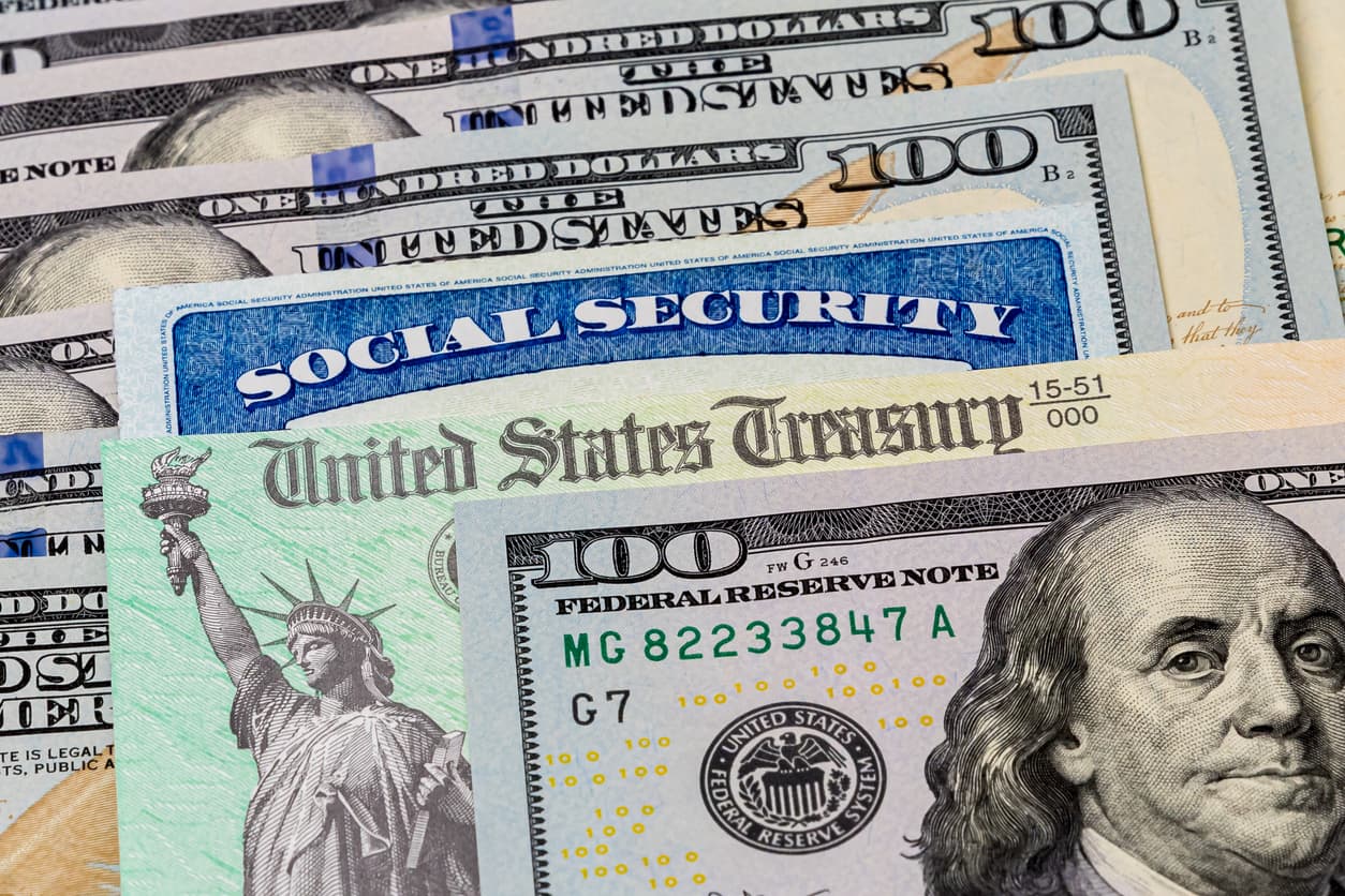 Los cheques del Seguro Social podrían aumentar $175 al mes el próximo año si el costo de vida sigue elevándose