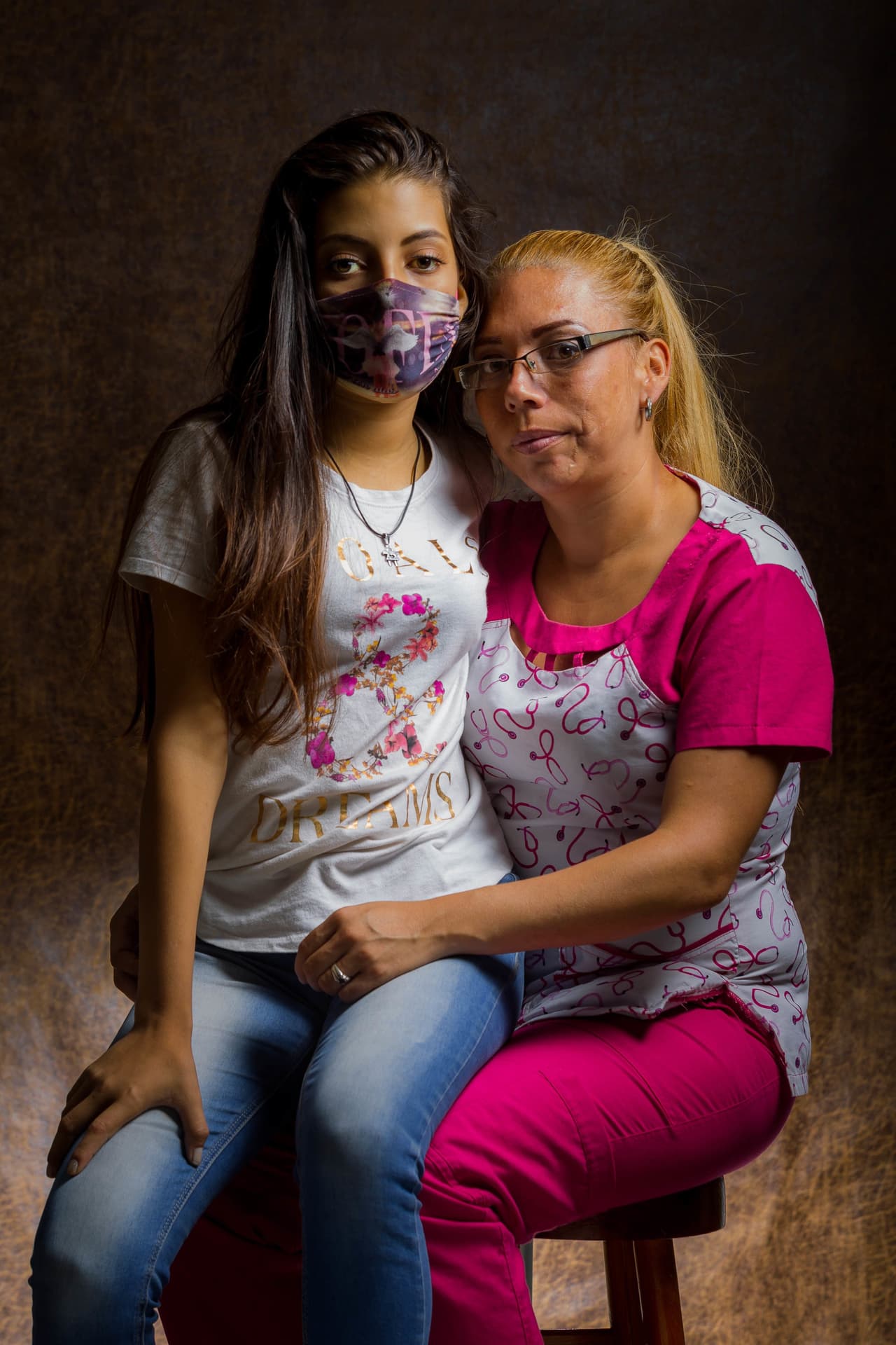 "No podemos seguir así, hemos esperado mucho, todos los días alguien cae", advierte Evellyne Fernández, madre de Edenny, una joven de 15 años diagnosticada con talasemia mayor, una forma de anemia severa que obliga a hacer transfusiones de sangre cada tres semanas. La joven, que sueña con ser abogada, recibe transfusiones desde que tenía tan solo siete meses de nacida y contrajo hepatitis C por una donación de sangre a la que no se le aplicaron protocolos de serología pertinentes, porque en el país no hay los reactivos necesarios para realizar estudios clínicos, según denuncian los médicos.
<br>