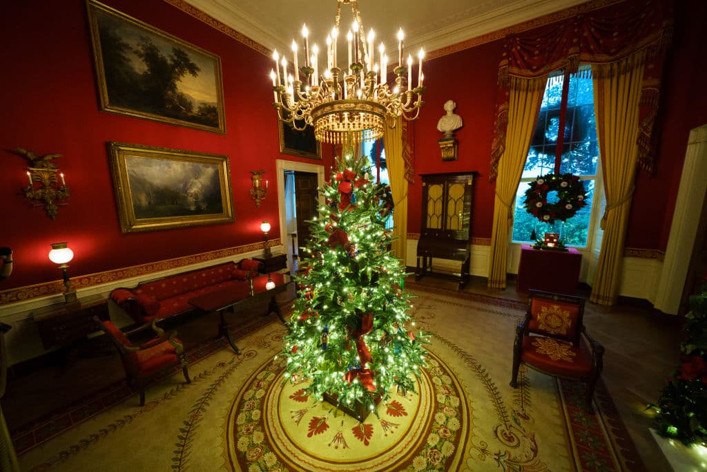 Al ingresar al ala este, los visitantes son recibidos por 'The Gold Star Family Tree', una tradición anual entre las decoraciones navideñas.