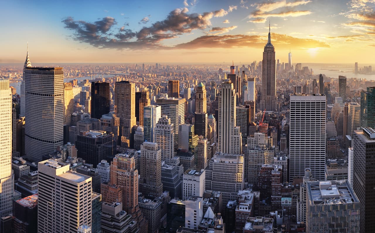 <h2 class="cms-H2-H2">4. Nueva York-Newark-Jersey City, Nueva York-Nueva Jersey-Pennsylvania</h2>
<br>
<br>🏡 
<b>Ingreso anual requerido (después de impuestos): </b>$78,524
<br>
<br>🏡 
<b>Gastos básicos: </b>$39,262
<br>
<br>🏡 
<b>Gastos discrecionales: </b>$23,557 
<br>
<br>🏡 
<b>Deudas y/o ahorro:</b> $15,705