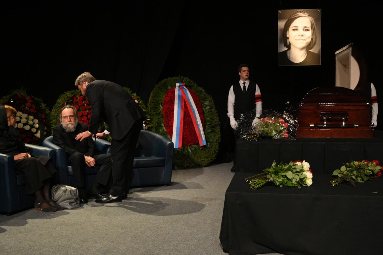 El 20 de agosto, Darya Dugina, la hija del ideólogo nacionalista ruso Alexander Dugin, muere en la explosión de un coche bomba en las afueras de Moscú. Las autoridades rusas atribuyen el ataque a Ucrania.