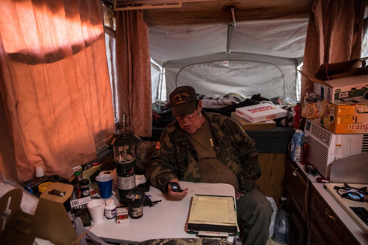 "Necesitamos más botas en el terreno", dice el comandante de esta milicia, Johnny Horton Jr., sentado dentro de la casa rodante en la que toma casi todas sus decisiones.