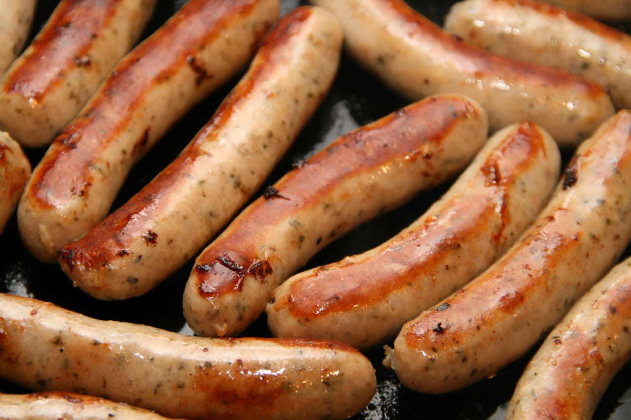 <b>Comes demasiadas grasas saturadas</b>. Estas grasas proceden de la carne de vacuno, de cerdo, de cordero y de los productos lácteos con mucha grasa, como la mantequilla, la nata, la leche, el queso y el yogur, así como de los aceites tropicales, como el de palma y el de coco. Todo ello puede aumentar el colesterol LDL o "malo". Si tu LDL es alto, no deberías obtener más del 6% de tus calorías de las grasas saturadas.
<br>
