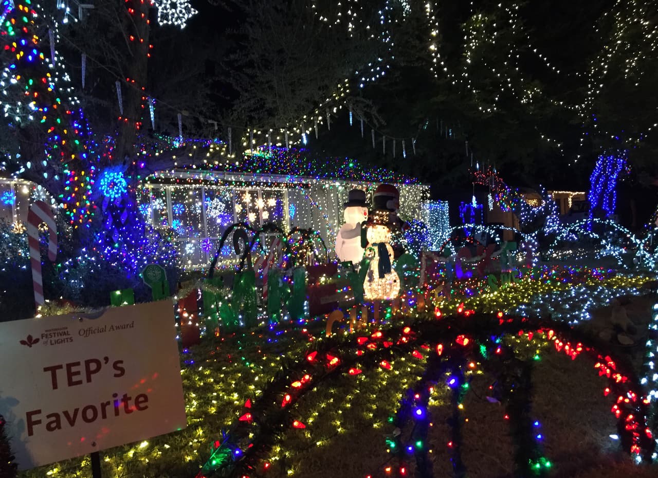 Miles de luces adoran esta vivienda con música de navidad que son el atractivo de esta residencia.