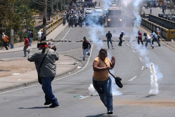 Honduras ha presentado en los últimos semanas una serie de protestas. Alrededor de 60,000 maestros distribuídos en seis sindicatos se han manifestado en las calles contra un proyecto de ley que transfiere a las municipalidades el control de la educación pública.