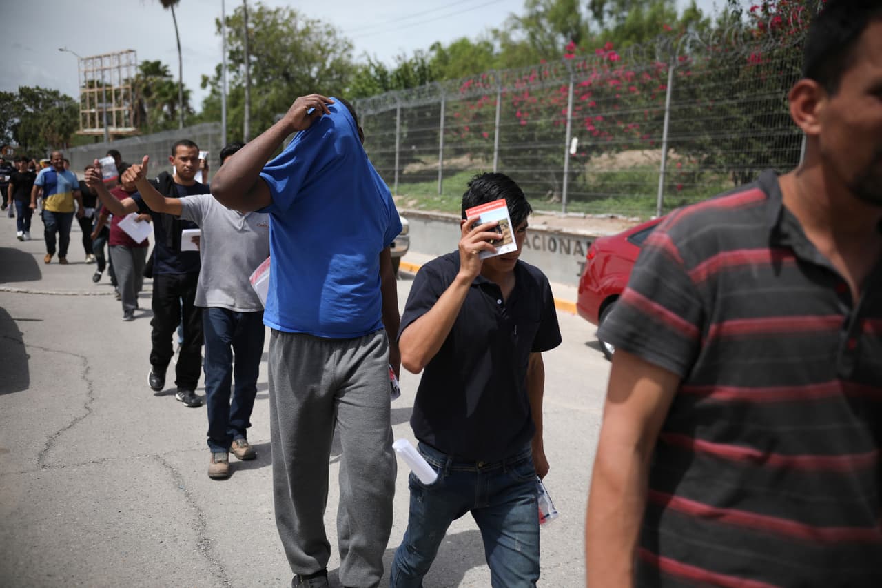 Juez federal bloquea la moratoria de deportaciones de 100 días anunciada por el gobierno de Biden