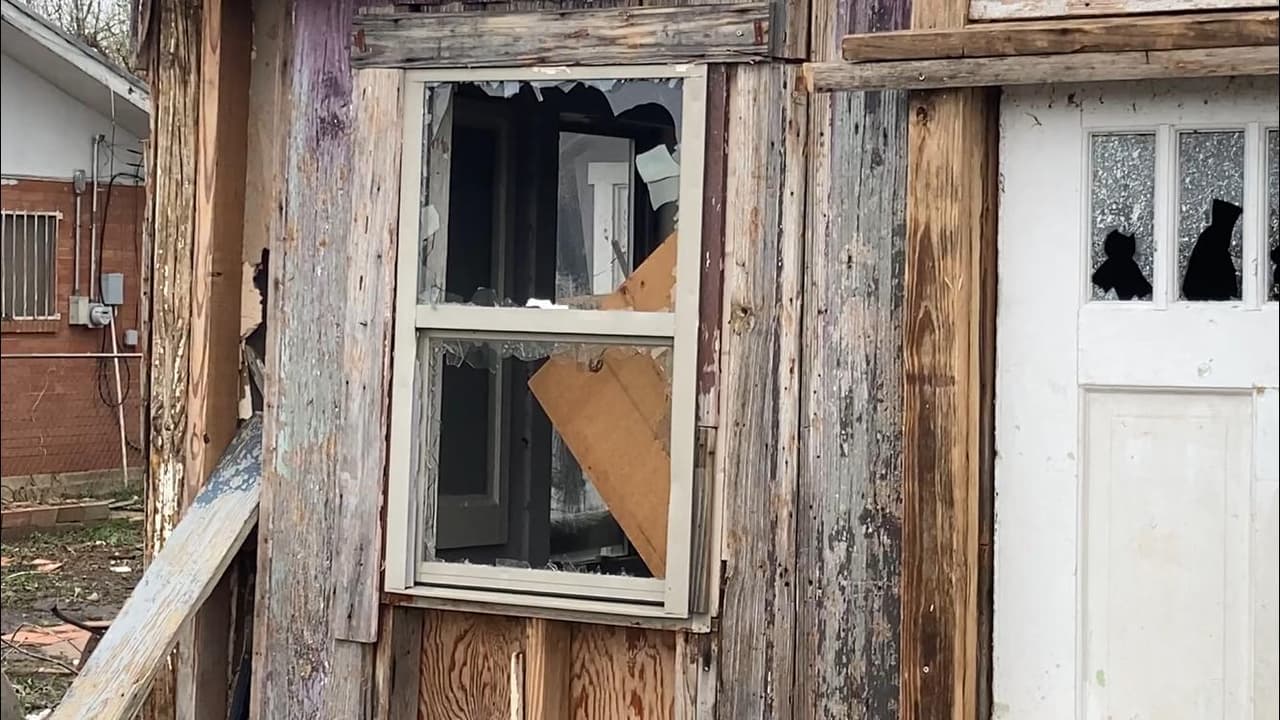 <a href="https://twitter.com/ChrisSuchanWOAI/status/1387948594930536449 " target="_blank">El Servicio Nacional de Meteorología (NWS) confirmó que un tornado golpeó unas pocas millas al sureste de Hondo y se detuvo unas pocas millas al sur de Castroville. </a>