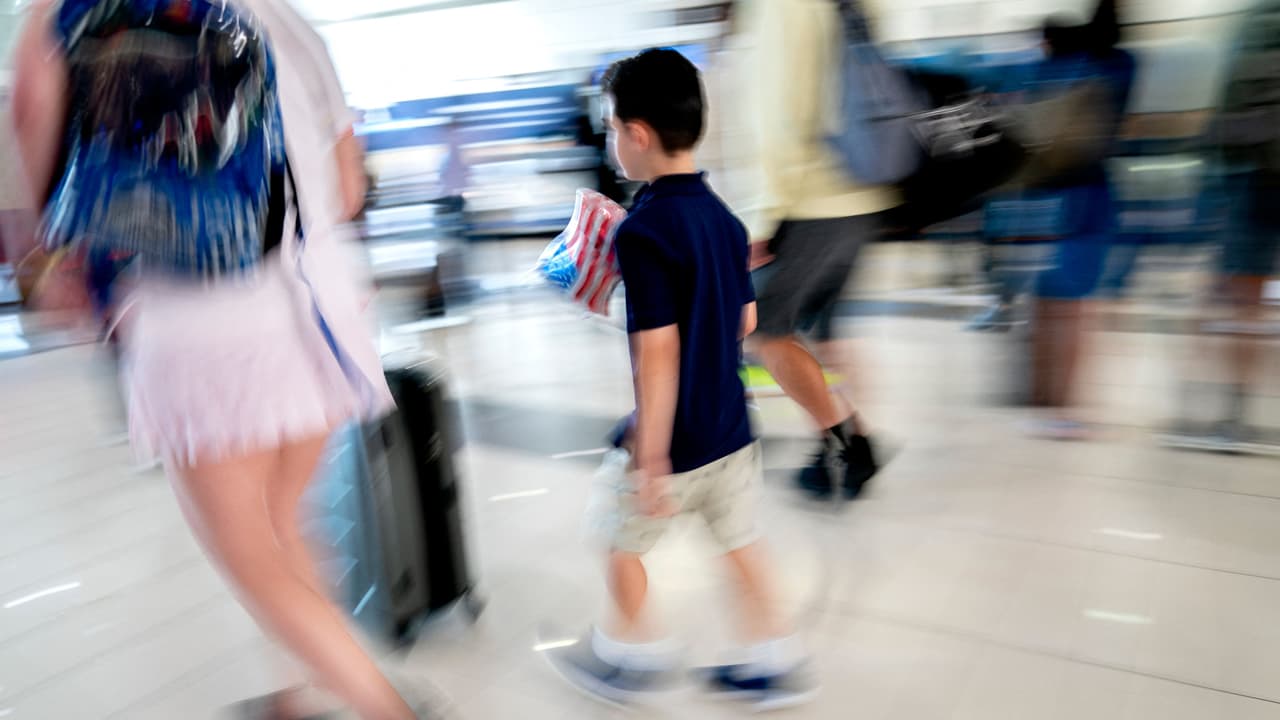 Requisitos y recomendaciones para que niños y adolescentes puedan viajar al extranjero sin sus padres