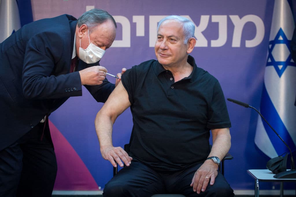 <b>Benjamín Netanyahu</b>, primer ministro de 
<b>Israel</b>, fue administrado con la segunda dosis de la vacuna contra covid-19 en el centro médico de Sheba en Ramat Gan el 9 de enero de 2021.