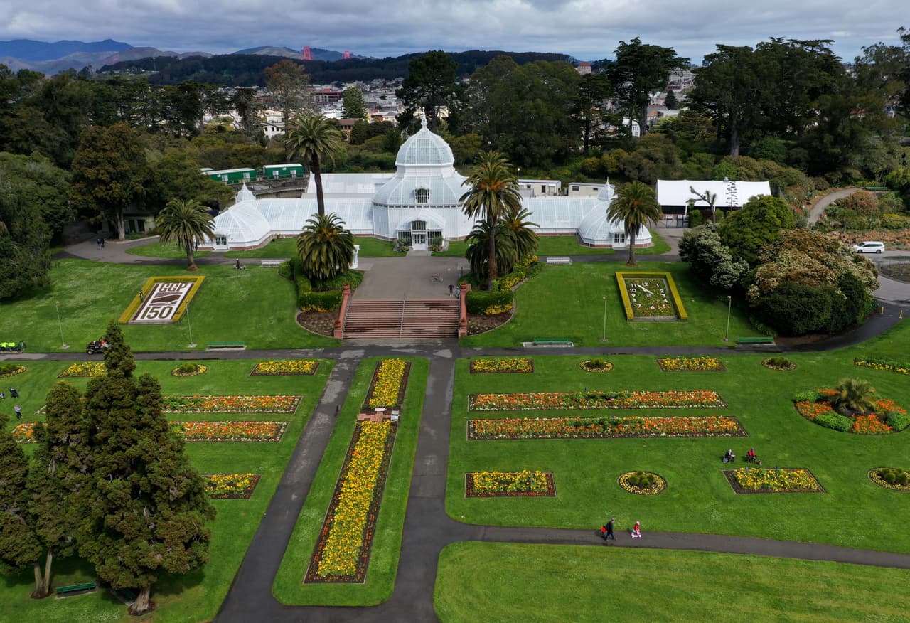 <b>Conservatorio de las flores. </b>Bajo el decreto actualizado, todos los comercios esenciales tienen hasta el 3 de abril para desarrollar protocolos que cumplan con las normas de distanciamiento social, entre estos las funerarias, que solo permitirán un máximo de 10 personas en las exequias para un fallecido. Además, deberán operar con el mínimo personal requerido para funcionar de manera adecuada.