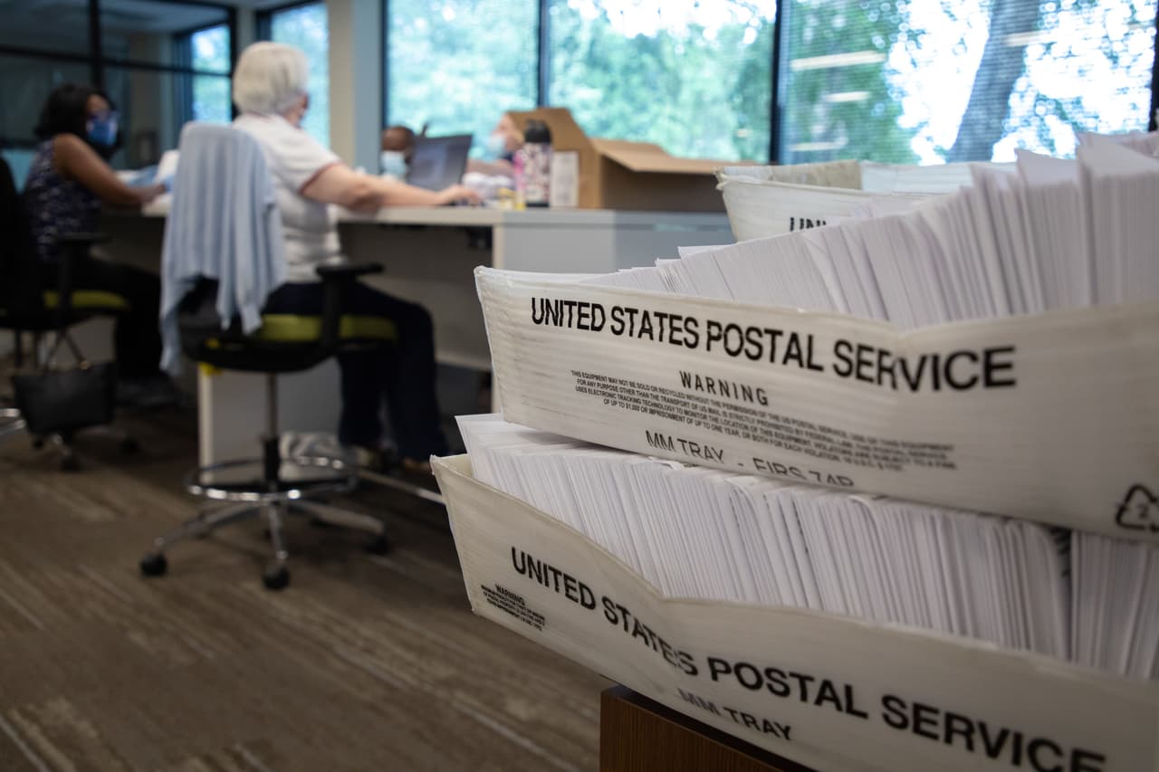 <b>Paso dos: enviar la petición</b>
<br>Una vez que tienes todos tus documentos, puedes enviarlos por correo o entregarlos en persona en las oficinas de la Secretaría:
<br>121 N. LaSalle St, Room 107, Chicago, Il 60602-1295