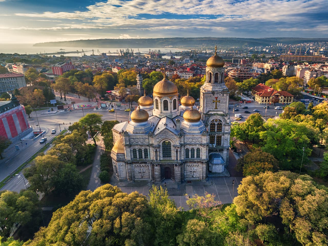 <b>Bulgaria.</b> El extranjero en este país europeo puede invertir en un proyecto gubernamental certificado (en turismo y desarrollo local), bonos del gobierno o acciones de empresas búlgaras en la bolsa de valores de ese país. Se puede obtener un pasaporte búlgaro en un plazo de dos años y la inversión es de alrededor de 588,000 dólares.
