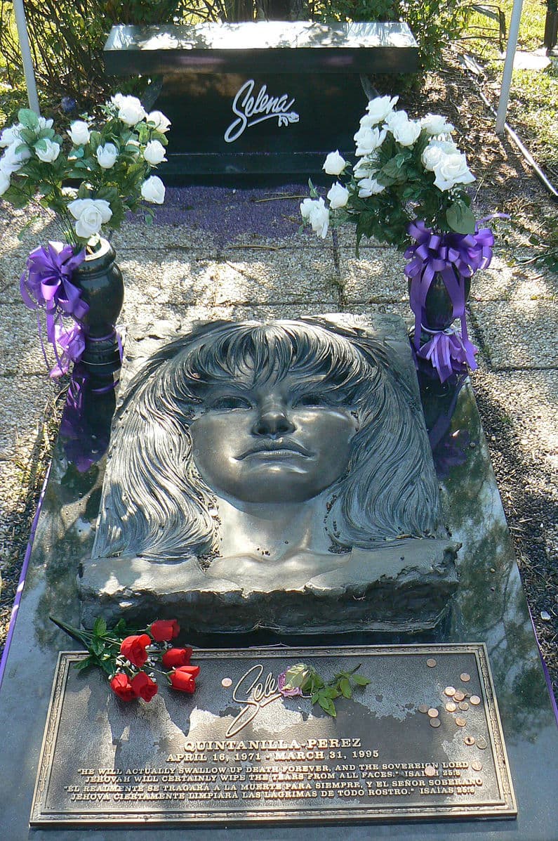 En el momento del asesinato de Selena, George W. Bush era gobernador de Texas y declaró el 16 de abril, día del cumpleaños de la artista, como el Día de Selena en Texas. "Ella representa la esencia cultural del sur de Texas", afirmó.