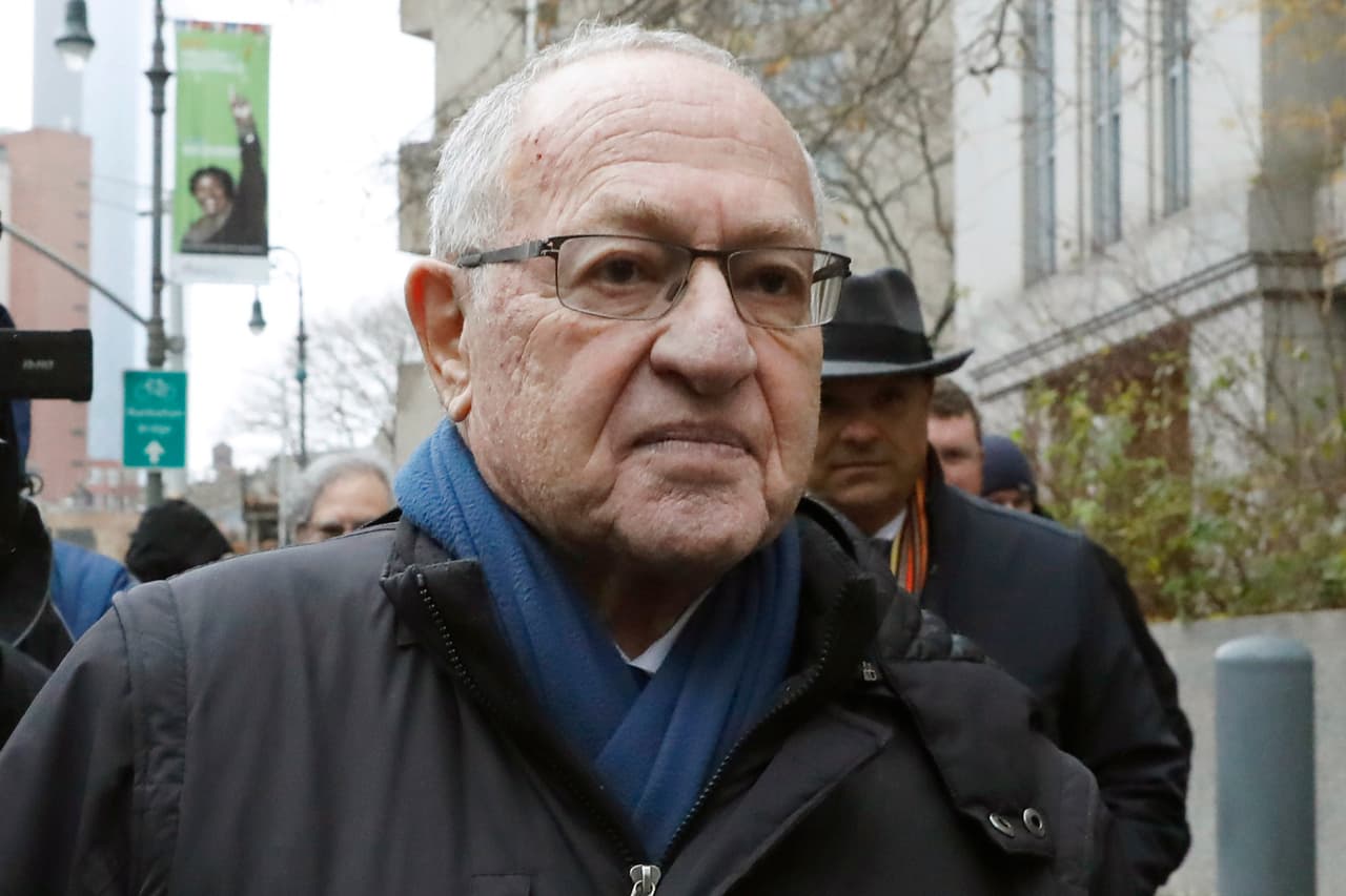 <b>Alan Derhowitz, profesor retirado de la Universidad de Harvard y experto en derecho constitucional.</b> Es el autor de un libro titulado: ‘El caso contra el 
<i>impeachment</i> de Trump’, publicado en 2018. Participó en la defensa de O.J. Simpson y ha representado a otras celebridades, entre ellas el excampeón de boxeo Mike Tyson. En 1998 estuvo contra el juicio político que se le siguió a 
<a href="https://www.univision.com/temas/bill-clinton">Bill Clinton.</a>