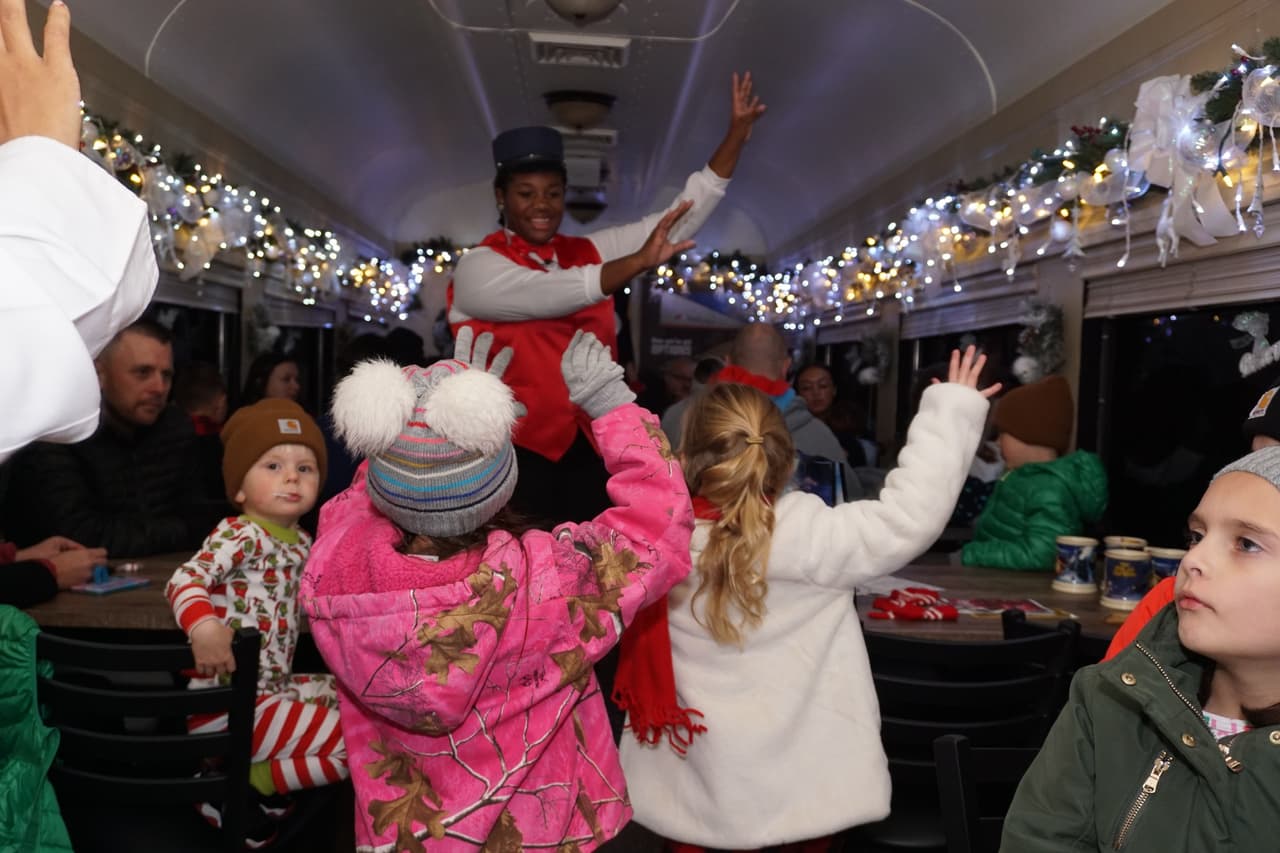 Después de ver una breve producción en vivo tomada del libro de Chris Van Allsburg, The Polar Express, todos los invitados están invitados a subir al tren.