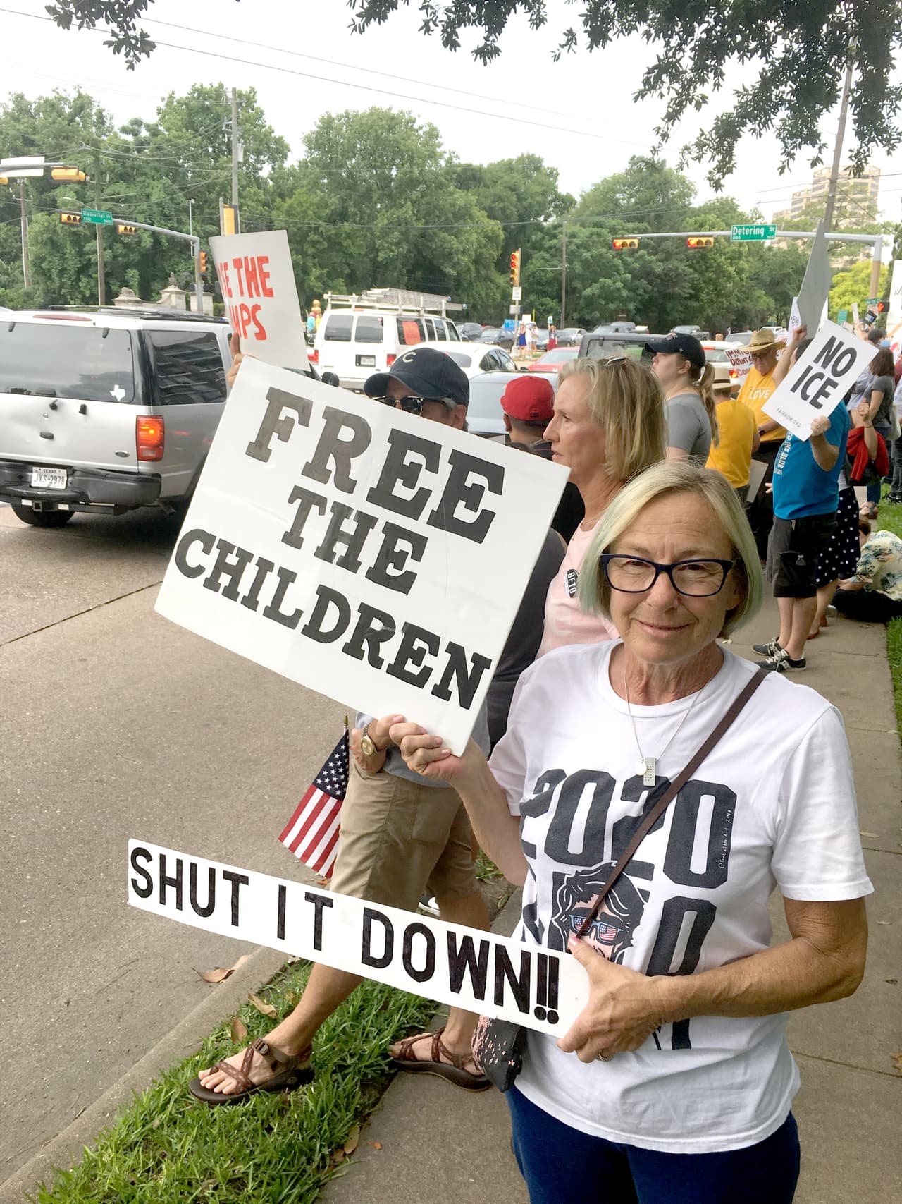 <b>“Liberen a los niños”,</b> se lee en uno de los carteles que lleva en sus manos Linda Bennett, estadounidense de 65 años. No es la primera vez que protesta contra las medidas migratorias que toma el gobierno de Donald Trump. En diciembre de 2018 viajó con su esposo desde Houston hasta el campamentos de niños migrantes en Tornillo, Texas, para pedir el cierre inmediato de la instalación temporal que abrió el gobierno para albergar a unos 2,500 jóvenes inmigrantes que habían cruzado la frontera hacia Estados Unidos. Los letreros que sostiene son los que hizo para aquellas protestas y asegura que un año después sus reclamos para el gobierno de Trump siguen siendo los mismos: "Liberen a los niños".