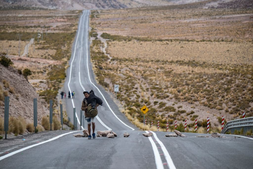 Los migrantes atacados en la norteña Iquique son parte de los miles que cruzan a pie la frontera entre Bolivia y Chile por pasos no habilitados 
<a href="https://elcomercio.pe/mundo/latinoamerica/migracion-venezolana-a-chile-cruzar-a-pie-el-altiplano-la-ultima-frontera-de-los-caminantes-venezolanos-bolivia-venezuela-noticia/" target="_blank">en el inhóspito Altiplano</a>, poniendo en riesgo sus vidas. Unos 11 migrantes han muerto en esta ruta en el último año, según el recuento de la 
<i>agencia AFP.</i>
