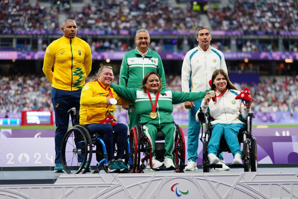 En el centro, 
<a href="https://www.tudn.com/juegos-olimpicos/paris-2024/delegacion-mexicana/gloria-zarza-gana-primer-oro-para-mexico-en-paralimpicos-paris-2024">la medallista de oro Gloria Zarza Guadarrama de México</a> posa en el podio tras la final de lanzamiento de peso femenino, en los Juegos Paralímpicos de París 2024, en el Stade de France. México obtuvo 17 medallas en Francia: tres de oro, seis de plata y ocho de bronce.