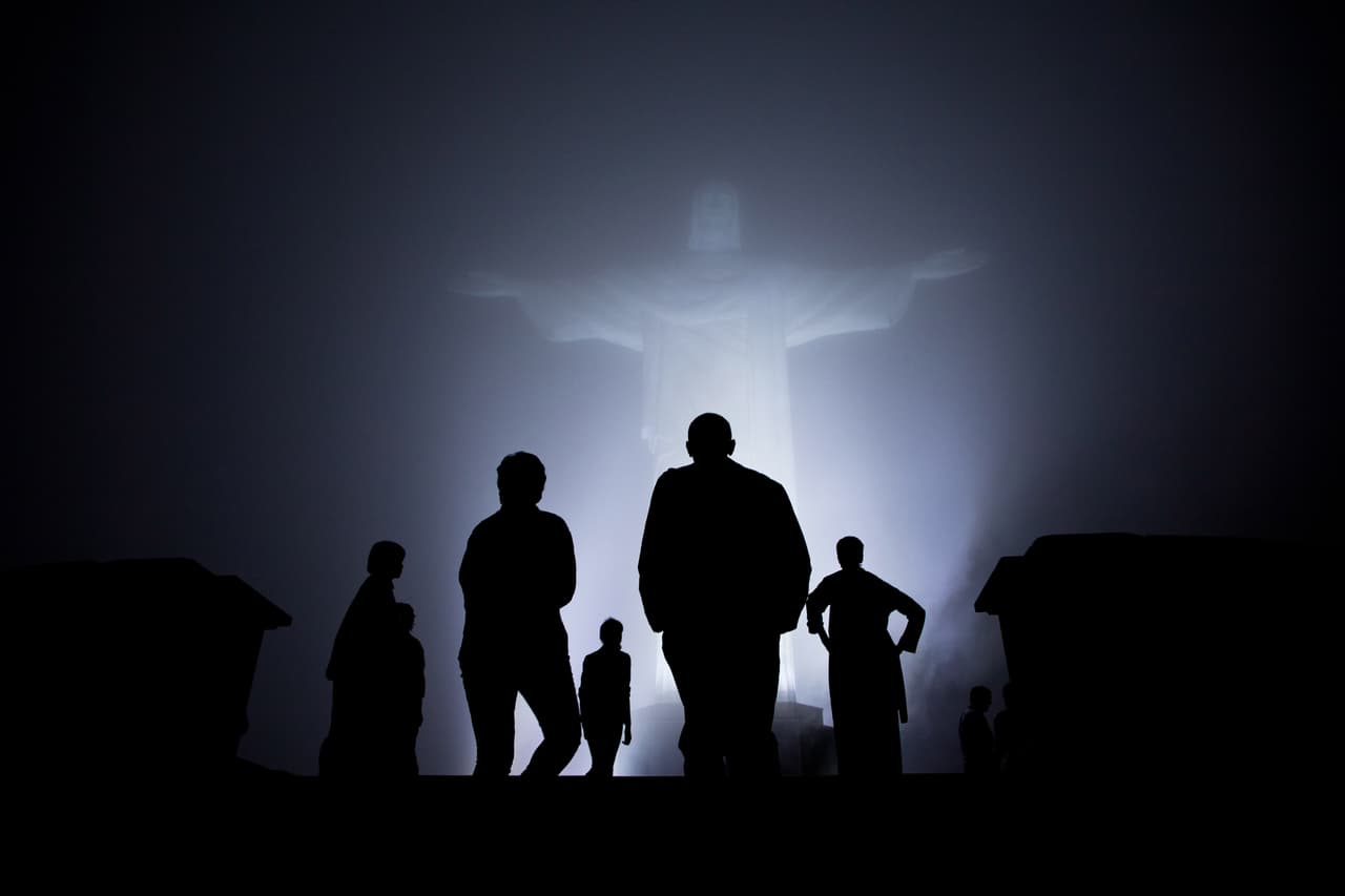 <b>Los Obama en Río</b>. La familia presidencial se acerca al monumento del Cristo Redentor en la montaña de Pan de Azúcar en Río de Janeiro, Brasil, 2011.