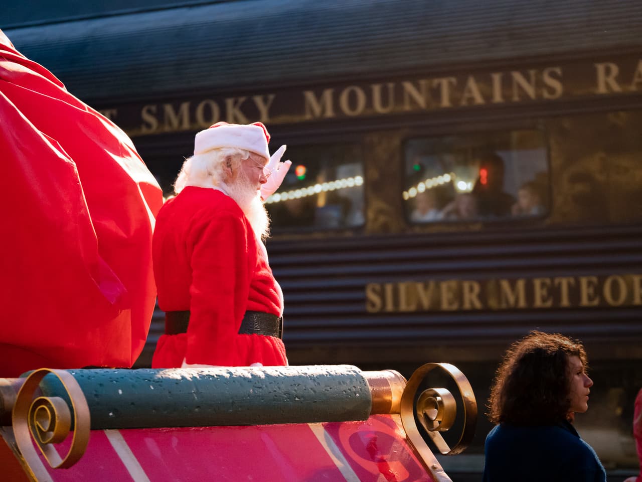 <b>Bryson City</b>
<br>
<b>Sitio web</b>: 
<a href="https://www.explorebrysoncity.com/events/christmas-holiday/">https://www.explorebrysoncity.com/events/christmas-holiday/</a> 
<br>
<b><a href="https://maps.app.goo.gl/uM4ZbyD1eAxS3SRF8">Cómo llegar</a> </b>
<br>
<br>Bryson City ha sido durante mucho tiempo popular en Navidad como la ciudad del Polar Express. Organizado por Great Smoky Mountains Railroad, este tren te llevará al mundo del libro navideño en un viaje inolvidable al "Polo Norte" en las montañas de Carolina del Norte.