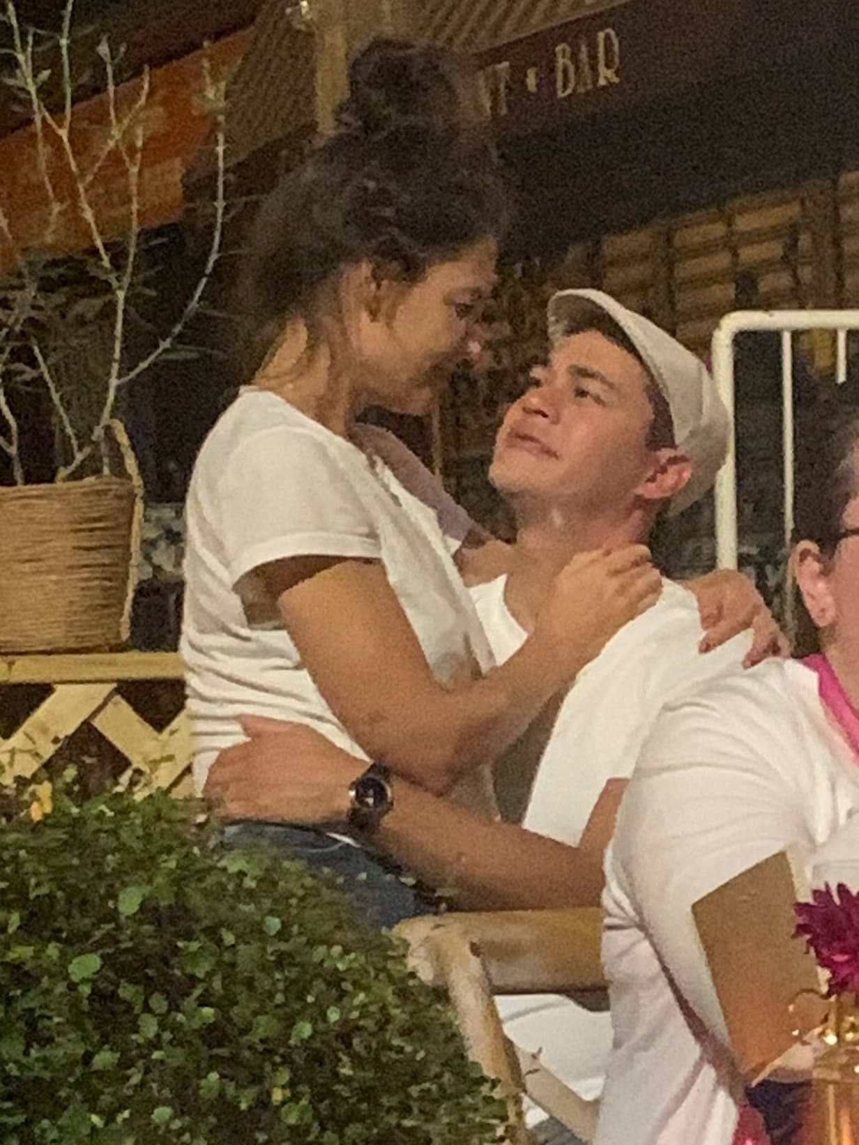 En septiembre del año pasado, 
<a href="https://www.univision.com/famosos/katie-holmes-tiene-nuevo-romance-la-actriz-es-captada-besando-a-un-chef-ocho-anos-menor-que-ella-fotos" target="_blank">la actriz fue captada besando al chef Emilio Vitolo Jr.</a>; sin embargo, este domingo el 
<a href="https://www.dailymail.co.uk/tvshowbiz/article-9486093/Katie-Holmes-steps-supplies-daughter-Suris-15th-birthday.html" target="_blank">Daily Mail</a> informó que la mamá de Suri Cruise no ha sido vista con el chef en el último mes.