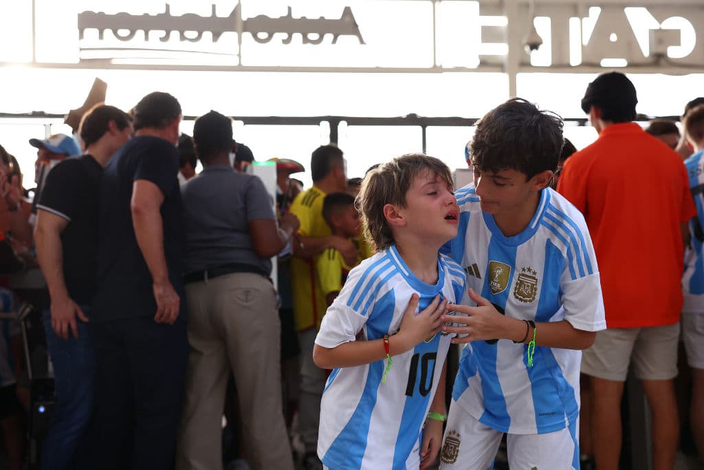 Algunos adultos olvidaron que entre ellos había niños. Al ser empujados por 
<b><a href="https://www.univision.com/local/miami-wltv/violencia-en-copa-america-presidente-de-la-federacion-colombiana-entre-los-detenidos" target="_blank">una marea de asistentes</a></b> contra los portones de entrada del estadio, sentían que no podían respirar.