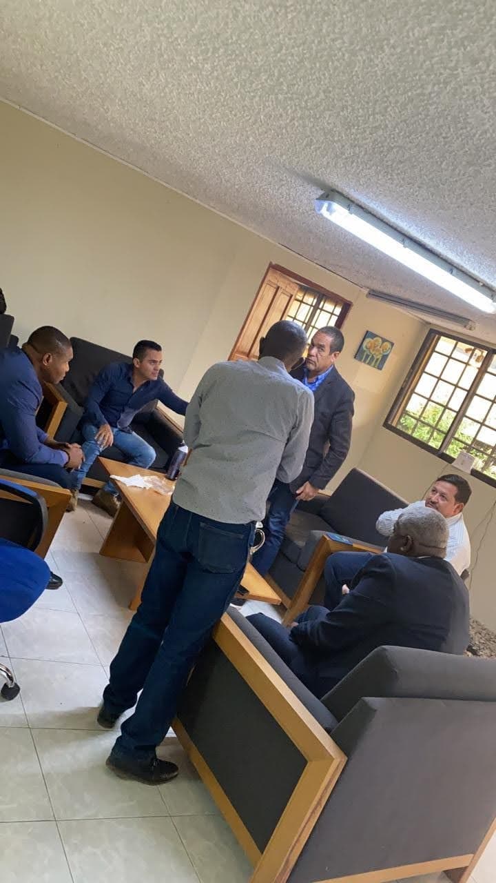 Una reunión de seguridad de la firma CTU Security en Haití. De izquierda a derecha: James Solages (sentado), el ex capitan Germán Rivera, Antonio Intriago (de pie) el ex sargento Duberney Capador (sentado) Christian Sanon (sentado) El hombre delgado que está de espaldas a la cámara no pudo ser identificado.