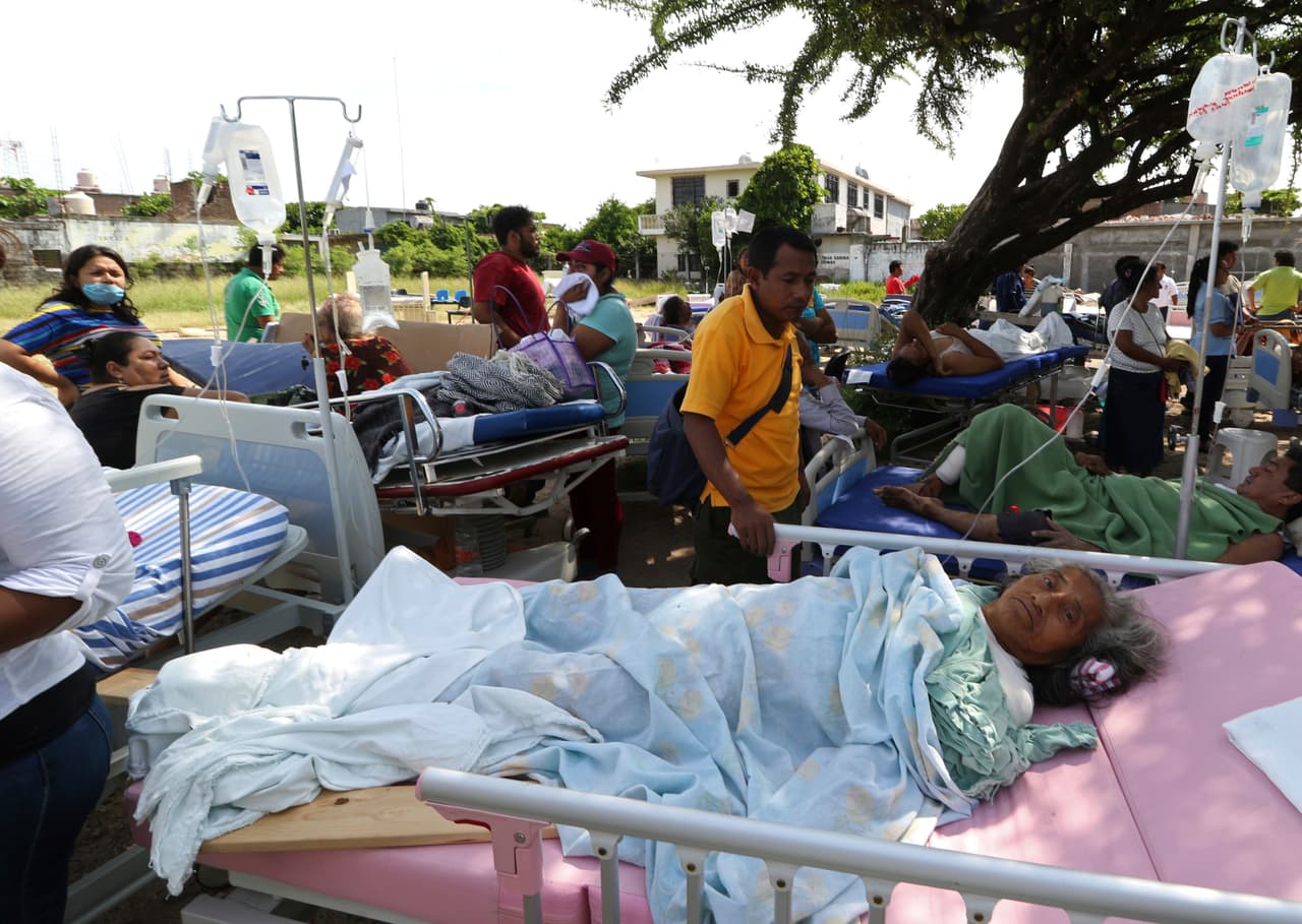 Un grupo de pacientes en Juchitán, Oaxaca, son atendidos en las calles.