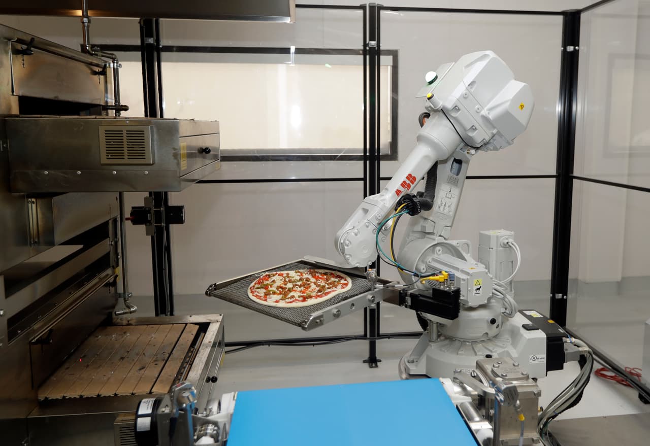 Garden, un exejecutivo de Microsoft, y Collins, una veterana de la industria de restaurantes, lanzaron su compañía en junio de 2016 con la misión de reducir costos, acelerar la producción y mejorar la seguridad de los empleados.