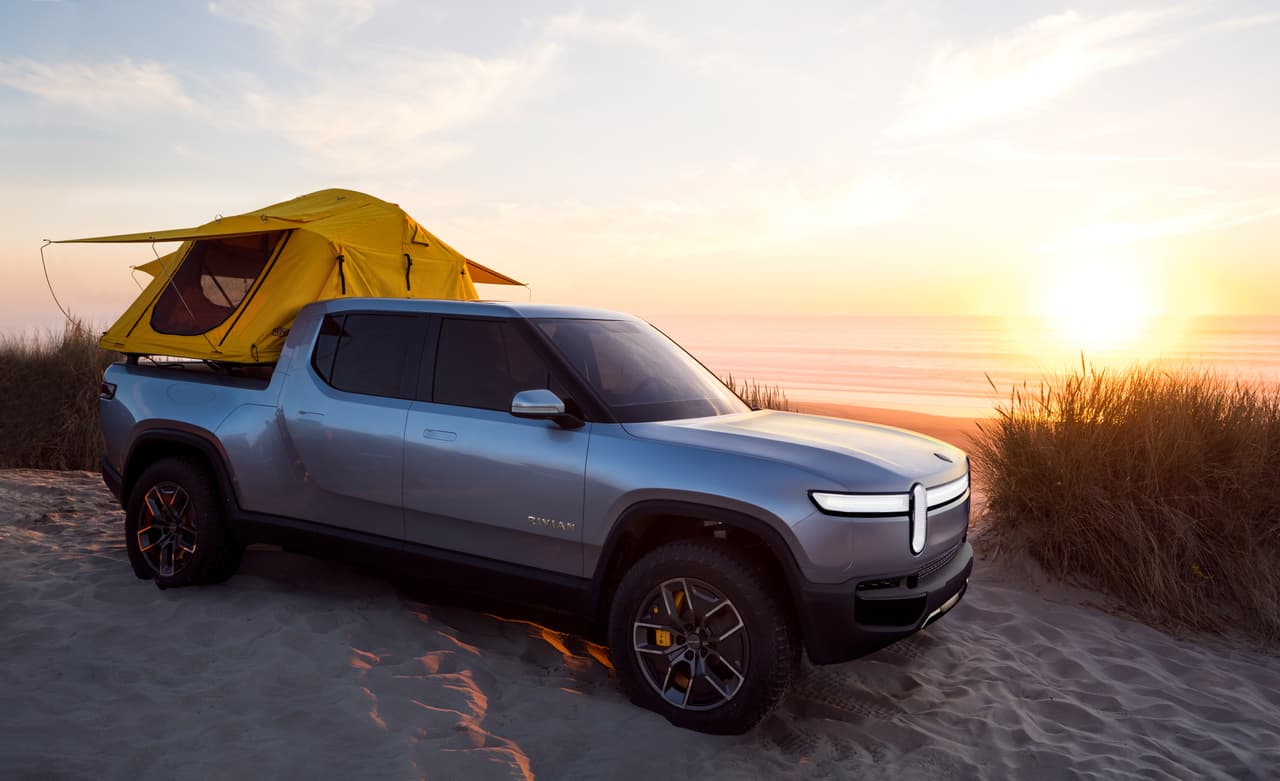 El precio inicial de la R1T es de $69,900. Según el fabricante, las entregas de la R1T están programadas para finales de 2020.
<br>
<br>
<b>Relacionado:</b> 
<a href="https://www.univision.com/carros/ford-forma-alianza-con-rivian-para-crear-nuevo-modelo-electrico">Ford forma alianza con Rivian para crear nuevo modelo eléctrico</a>