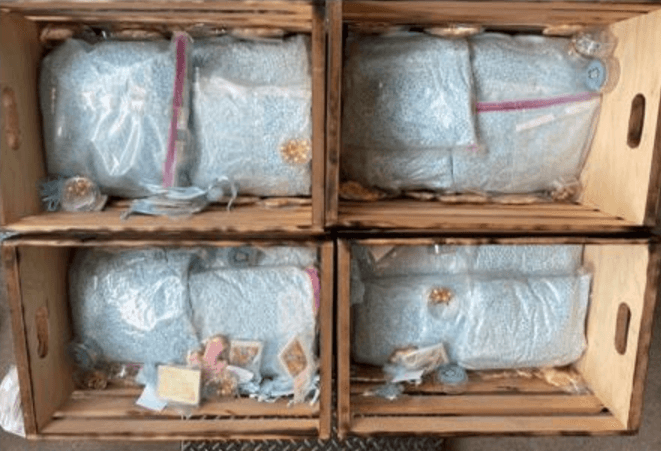 Agentes de la Oficina de Aduanas y Protección Fronteriza (CBP en inglés) informaron de un decomiso sorprendente: unas 
<b>333,634 pastillas de fentanilo y 23.15 libras de polvo de la misma droga</b>.