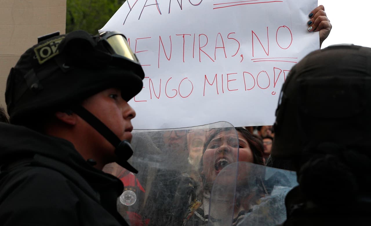En la noche del lunes, poco después de que se reactivara el conteo rápido y comenzaran las manifestaciones, la misión de observación electoral de la Organización de Estados Americanos (OEA) cuestionó el giro en el recuento. En un comunicado, dijeron que el "cambio inexplicable de tendencia" modifica "drásticamente el destino de la elección y genera pérdida de confianza en el proceso electoral".
<br>