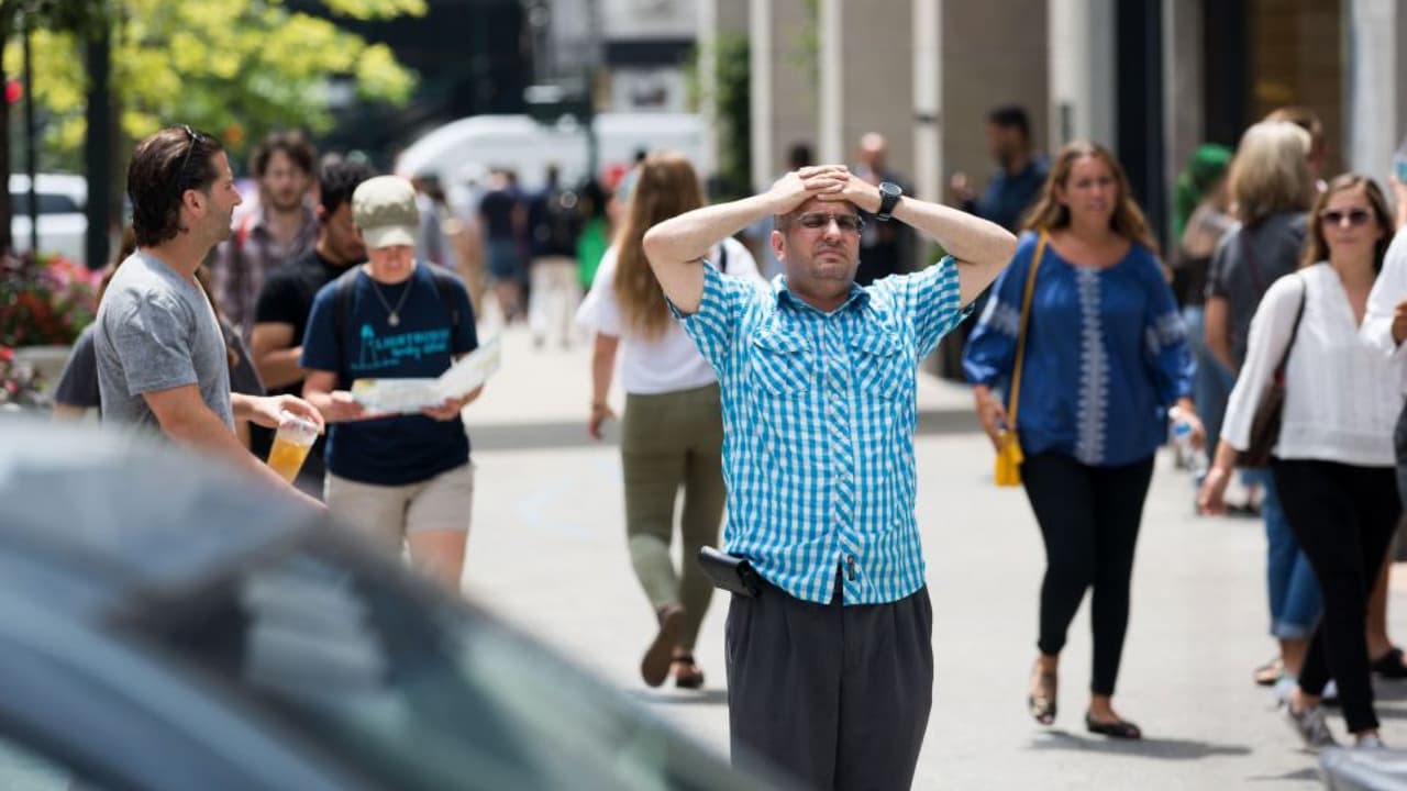 <b>En video:</b> Según Albert Martínez, jefe de meteorología de Univision, el calor seguirá incrementándose cada año. "Es una consecuencia del calentamiento global", dijo el experto. California tiene leyes que exigen sombra y agua para los trabajadores agrícolas, pero no todos los empleadores las respetan.