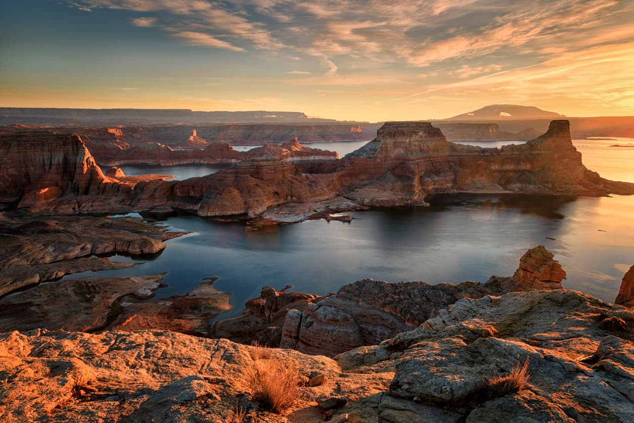 <b>1. El río Colorado (Arizona, California, Nevada, Colorado, Utah, New Mexico, Wyoming y estados mexicanos de Baja California y Sonora)</b>:
<b> </b>Es uno de los ríos más importantes del país, que abastece de agua potable a 40 millones de personas y es el más amenazado, tanto por la sobreexplotación como por la sequía, agudizada por el cambio climático. Según el informe, no hay suficiente agua en el río Colorado para satisfacer las necesidades actuales y el sistema funciona sobre un déficit. Admás, "se prevé que el cambio climático reduzca aún más el caudal del río entre un 10% y un 30% para 2050.