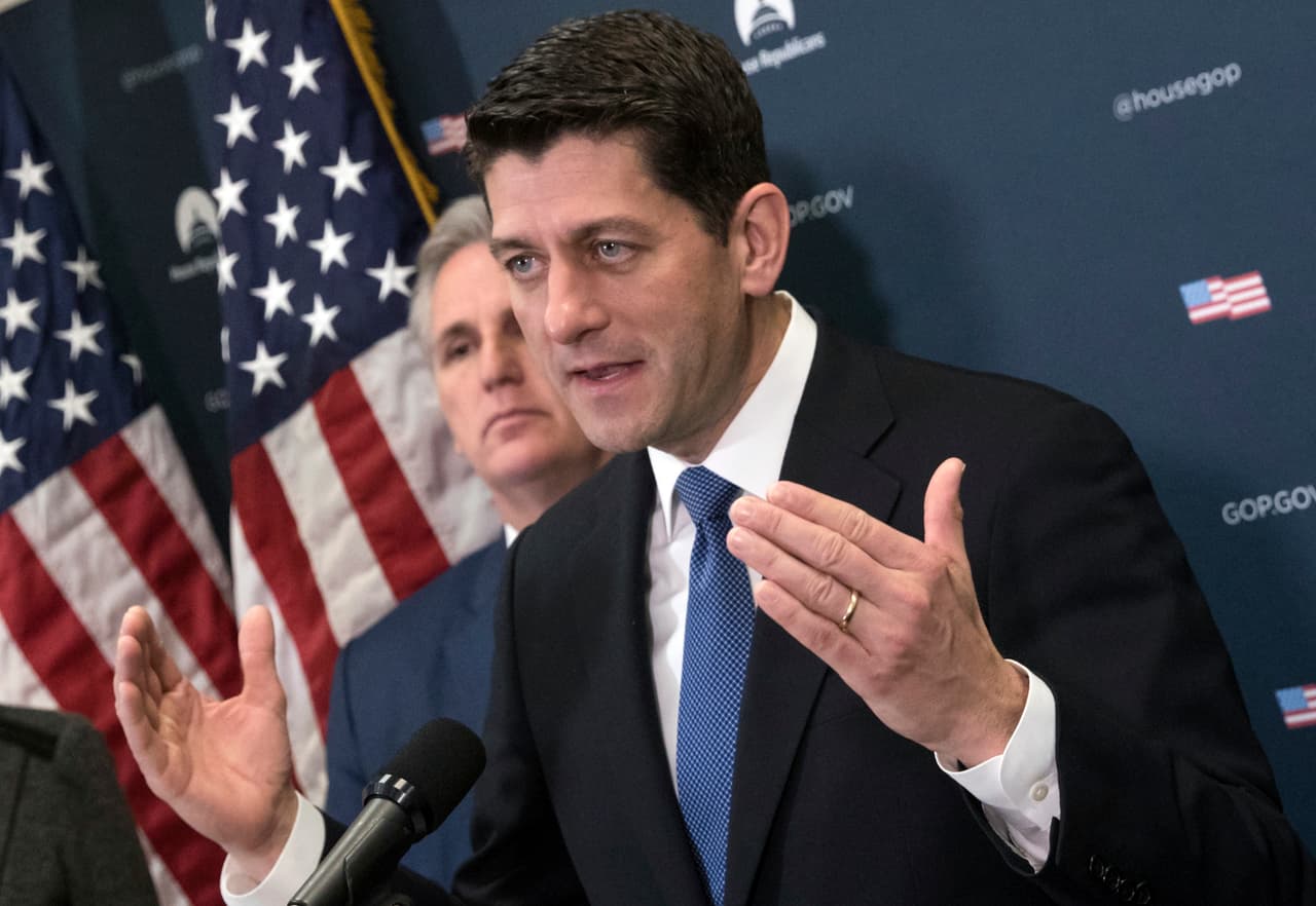 <b>2017 | </b>Ante la promesa de campaña de Trump de acabar con las acciones ejecutivas, legisladores republicanos y demócratas trabajan en un proyecto de ley bicameral para proteger de la deportación a inmigrantes que llegaron sin autorización a Estados Unidos durante su niñez por tres años adicionales. Lo confirmó el entonces presidente de la Cámara de Representantes, el republicano Paul Ryan, ante la prensa el jueves 12 de enero de 2017.