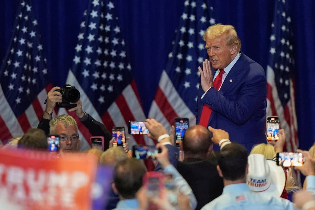 El expresidente Donald Trump realizó declaraciones controvertidas sobre la inmigración durante un mitin en Uniondale, Long Island, el 18 de septiembre de 2024.