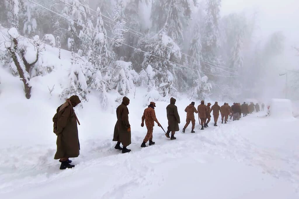 El sitio web del Centro Nacional de Pronóstico del Tiempo de Pakistán informó que se esperaban fuertes nevadas en el área hasta el domingo por la tarde y el ministro de Información dijo que en las últimas 48 horas se habían batido "décadas" de récords meteorológicos.