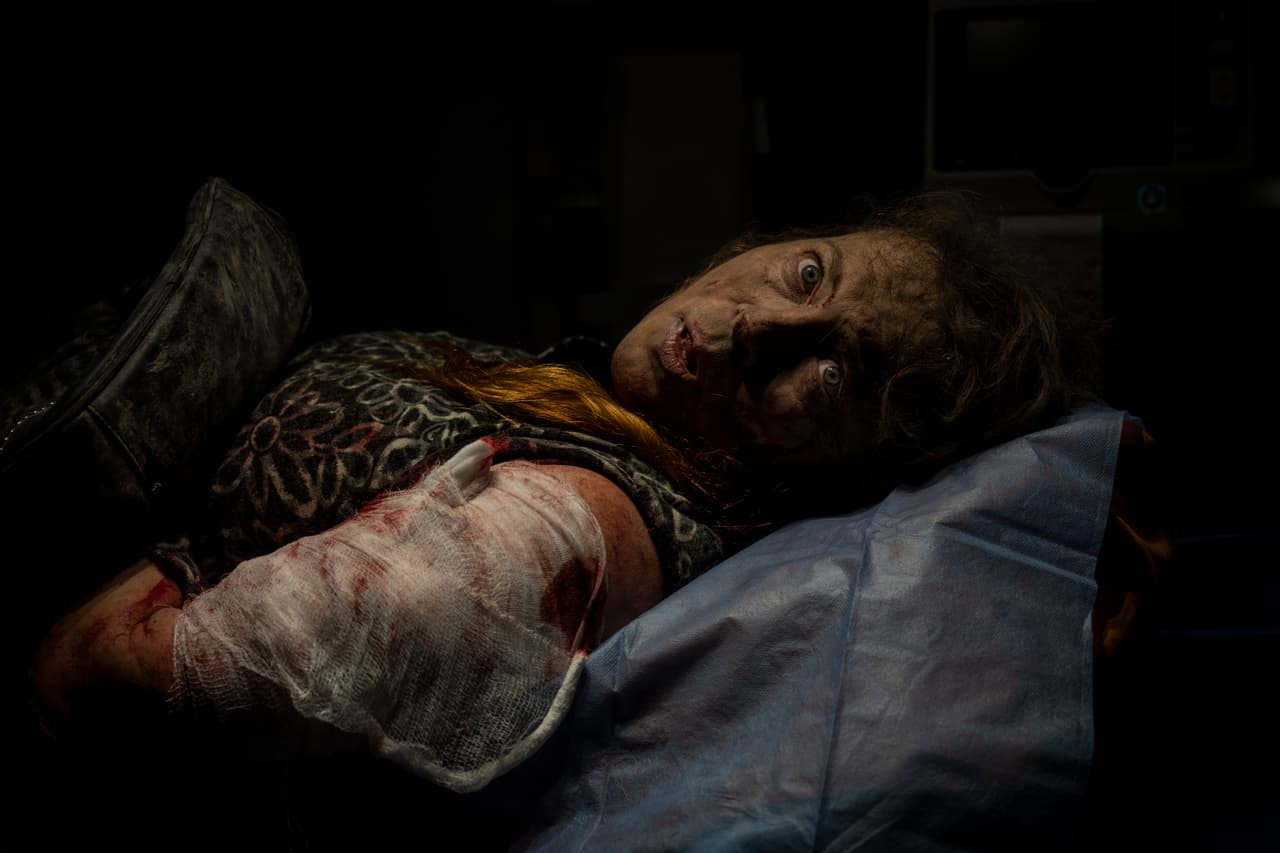 Tres personas murieron y 11 resultaron lesionadas
<b> </b>en 
<a href="https://www.univision.com/noticias/mundo/numero-de-muertos-rusia-invasion-a-ucrania-eeuu" target="_blank">el ataque a Kiev</a>, informaron las autoridades municipales. Otras cuatro murieron y 35 resultaron heridas en la región metropolitana de Kiev, informó su gobernador.
<br>
<br>En la imagen, una residente herida por el ataque aéreo ruso del miércoles 23 de noviembre de 2022 yace dentro de una ambulancia antes de ser trasladado a un hospital en Kherson, en el sur de Ucrania.