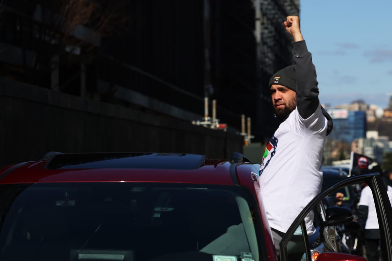 También 
<a href="https://www.univision.com/shows/noticiero-univision/nadie-escucha-nuestras-voces-camioneros-en-el-sur-de-california-amenazan-con-una-huelga-si-no-mejoran-sus-condiciones-video" target="_blank">camioneros de California han amenazado con irse a huelga</a> si no mejoran sus condiciones. 
<br>