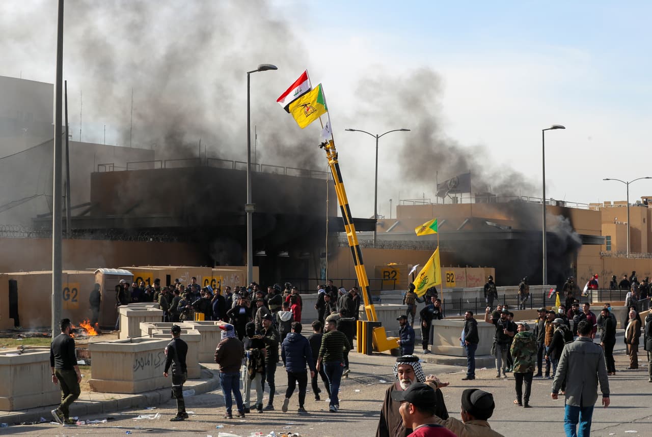Desde el interior del gigantesco complejo diplomático, se lanzaron numerosas granadas lacrimógenas contra los manifestantes, que por segundo día consecutivo gritaron consignas contra Estados Unidos, quemaron banderas y rayaron las paredes.